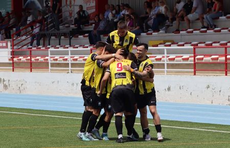 Los jugadores del GE Bazán celebran su primer gol en San Roque. 