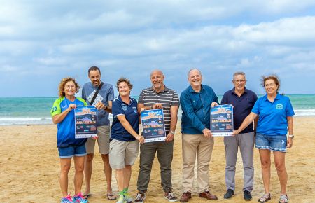 El concejal Antonio Rojas presidió la presentación de la prueba en la playa.