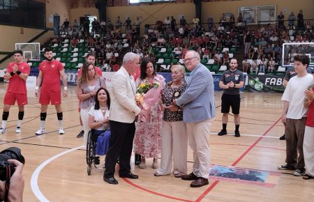 El partido fue un homenaje póstumo a Miguel Ángel González, el jugador isleño asesinado en Barbate.