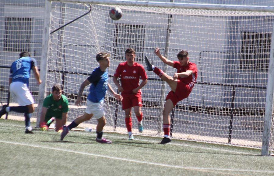 Chata, debajo de la portería, la pasada temporada con el Utrera ante el San Fernando CD 'B' y al que le marcó un golazo de falta. 