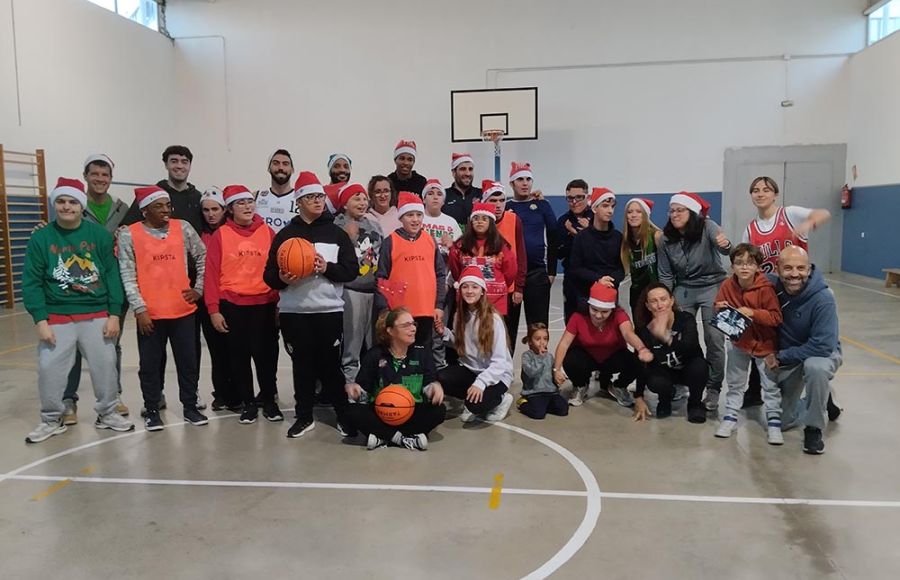 Pedro Brotons, Josu Remesal, Manuel Ezomo, Patrick Spencer, Jesús Ponce y Ángel Carmona posaron con el equipo Basket sin límites, sus entrenadores y voluntarios. 