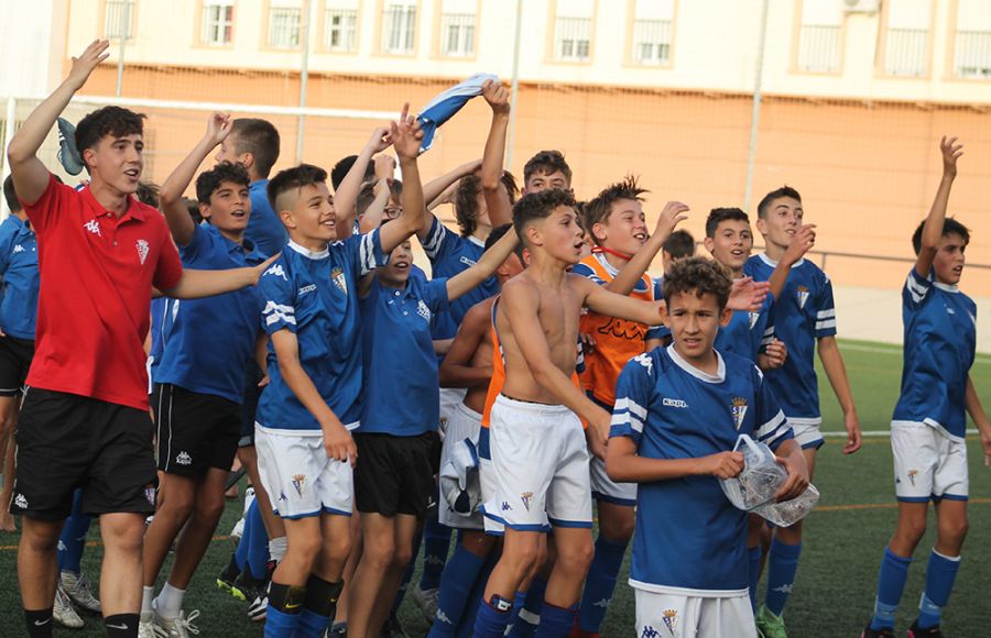 El infantil B del San Fernando CD celebra el merecido ascenso.