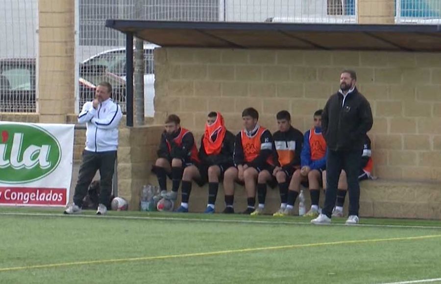 Abraham Dhivert, técnico del San Fernando Atlético senior, sigue atento el partido del pasado domingo ante el Trasmallo. 