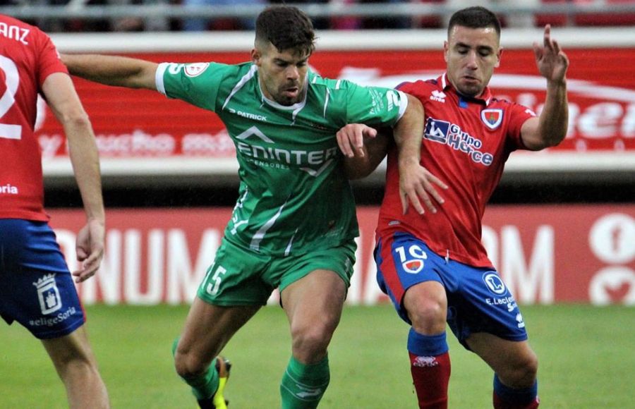 Carlos Blanco (de verde), en un partido del Cornellá en la pasada temporada. 