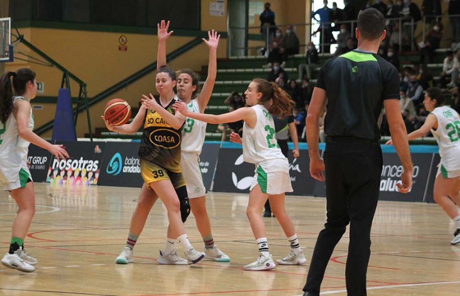 La jugadora del Candray Laura Molina es defendida por tres rivales. 