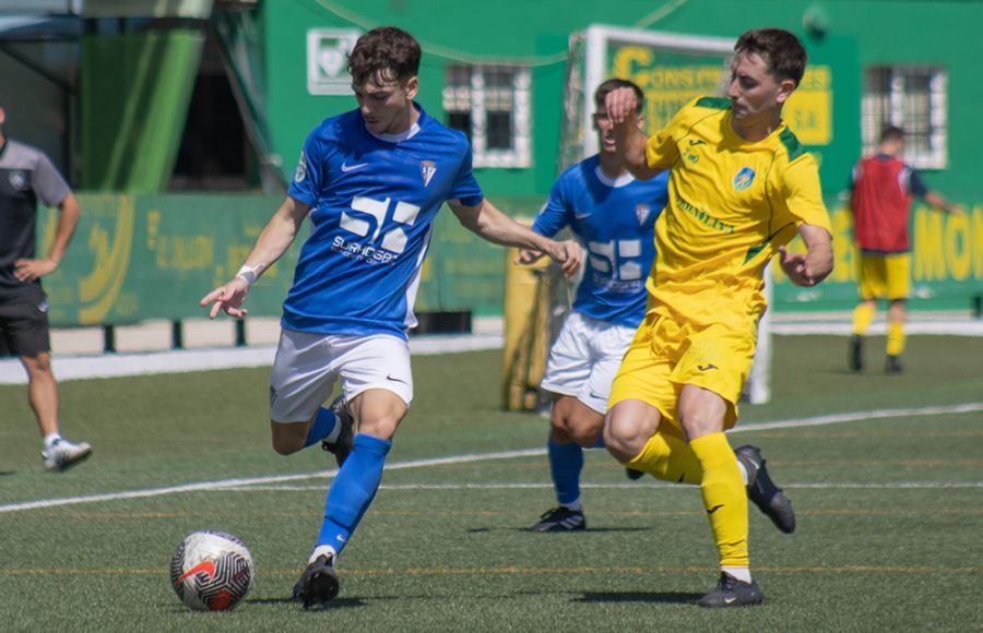 El lateral Marcos Herrera, durante el partido del filial del San Fernando CD en Montilla. 