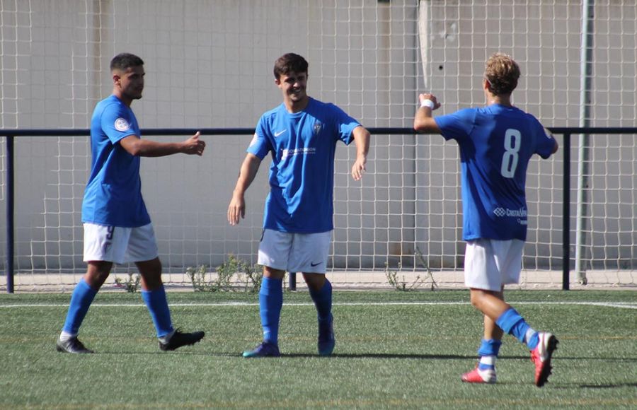 Kevin Lamela (izda) es felicitado por Porrúa y el bigoleador Piccolo tras marcar el 4-1 del juvenil A del San Fernando CD al Balón de Cádiz. 