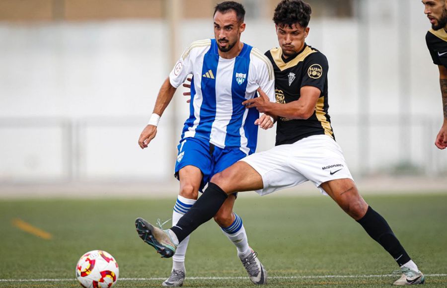 Dani García intenta frenar a un jugador de La Unión. 