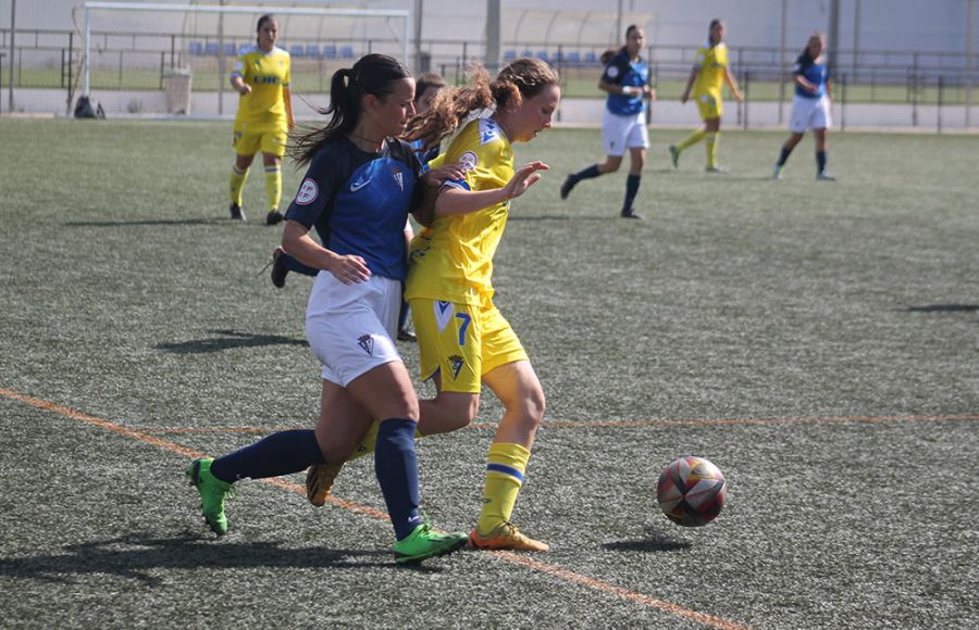 Andrea Aragón, del San Fernando CD femenino, intenta frenar a Desi Camacho, autora del gol del triunfo del Cádiz CF. 