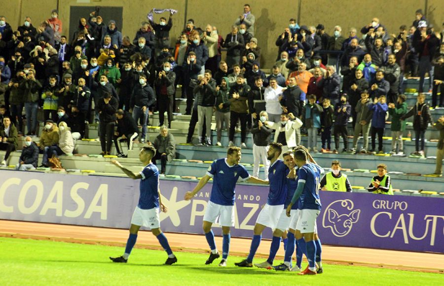 Juanmi Callejón es felicitado por sus compañeros tras marcar el 2-1. 