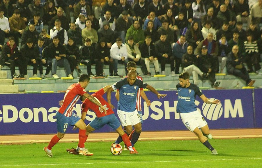 Biabiany intenta marcharse de un jugador del Algeciras. 