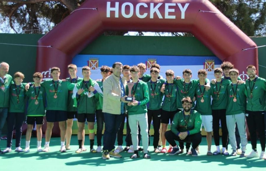 El presidente de la Federación Andaluza de hockey, Antonio Aguilera, entregó el trofeo de tercer clasificado al capitán de la selección sub16 de Andalucía. 