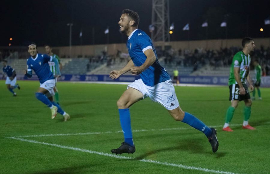 El central Sergio Ayala corre a celebrar su gol, que suponía el 2-1 del San Fernando CD en el minuto 81. 