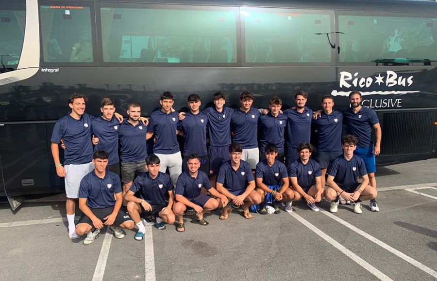 Los 18 jugadores del CH San Fernando posaron juntos antes de viajar con RICO BUS este jueves a San Sebastián y donde buscarán un hueco en la Fase Final de ascenso. 