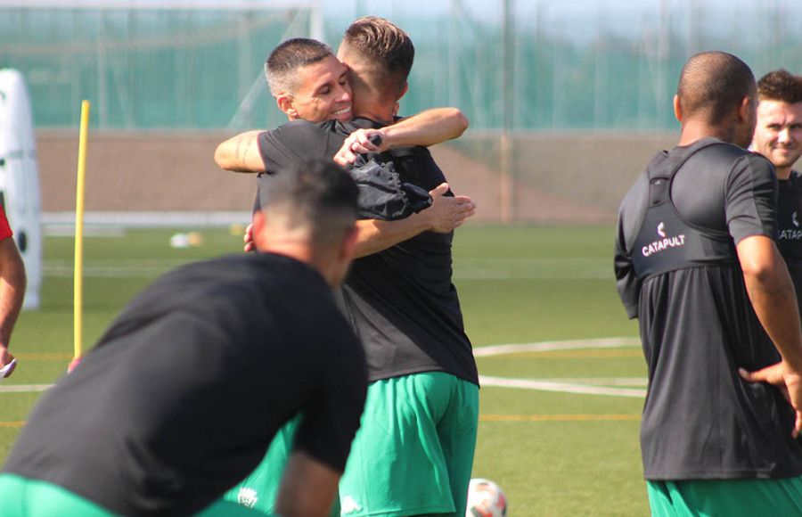 Juanmi Callejón se fundió en un caluroso abrazo con Francis Ferrón al llegar al entrenamiento en el anexo de Bahía Sur.