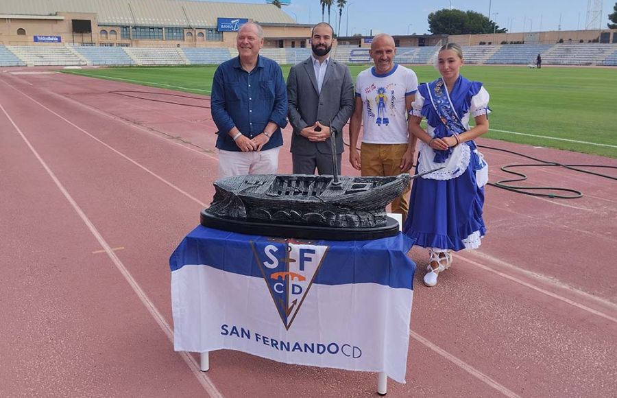 Lolo Hernández, junto a Antonio Rojas, Louis Kinziger y la salinera mayor, posan delante del candray que se llevará el ganador del sábado. 