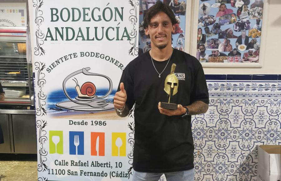 Manu Farrando muestra su satisfacción tras recibir el premio de la peña Palante. 