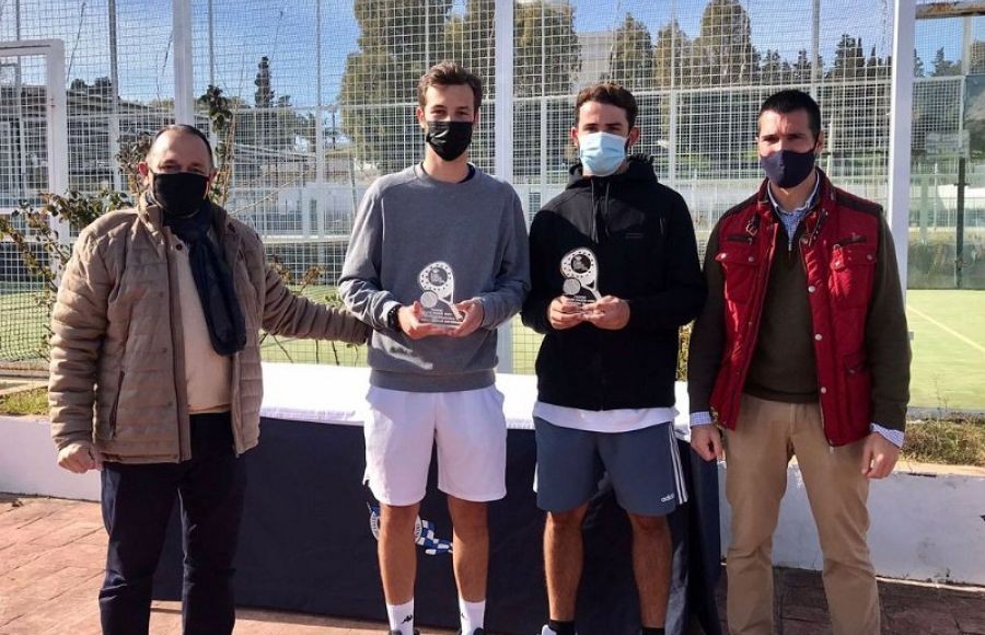 Las parejas campeonas en el cuadro principal.