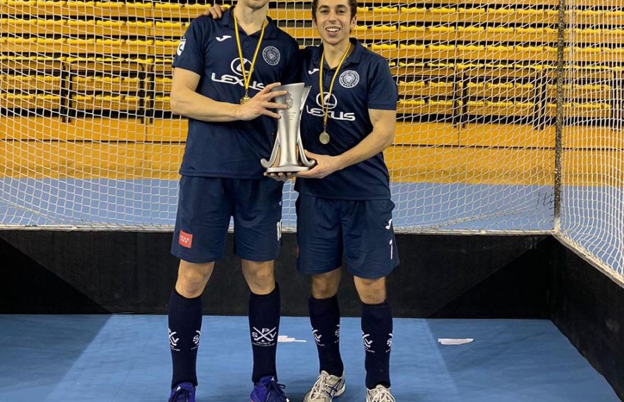 Juan Muñoz y Pepe Villegas con la copa de campeones de España