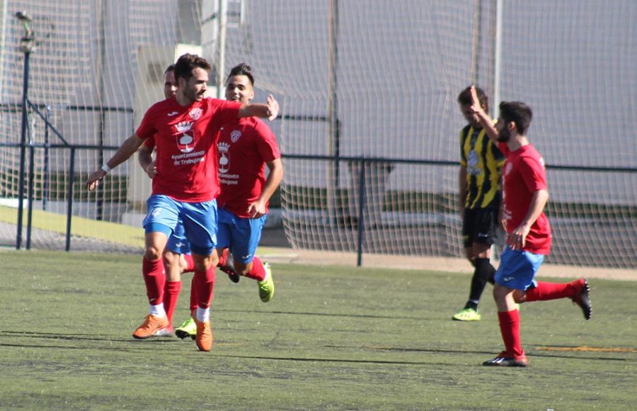 Lolo Huertos celebra un gol suyo con el Trebujena al GE Bazán