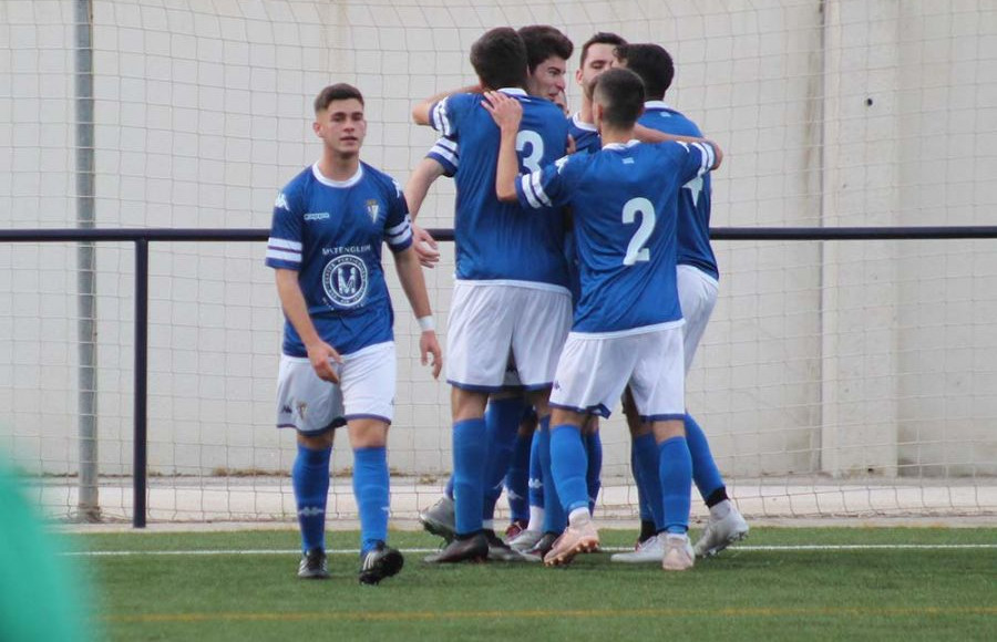 Agustín Nafria es felicitado tras marcar el definitivo 2-0.