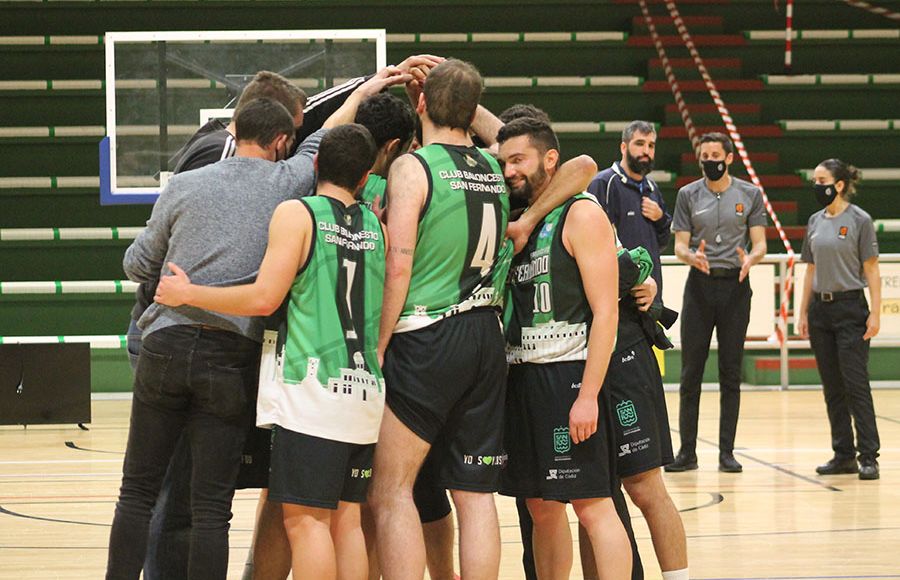 Los jugadores del CB San Fernando celebran el triunfo ante la Gymnástica Portuense. 