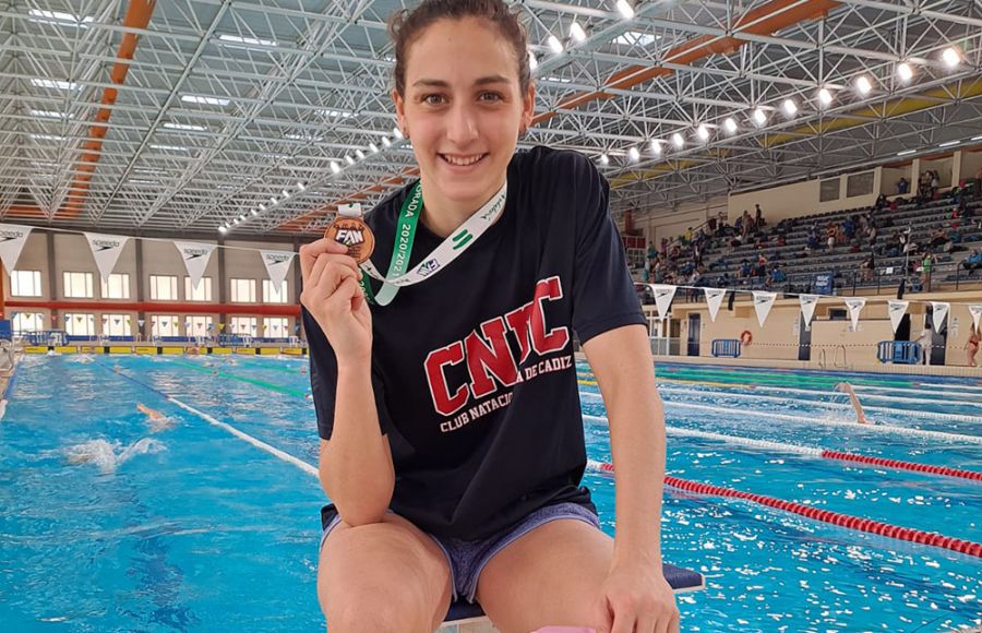 Irene Peinado muestra la medalla de bronce conseguida en Cádiz