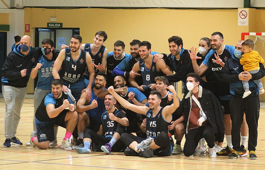 Los jugadores y técnicos del Cimbis celebran el triunfo.