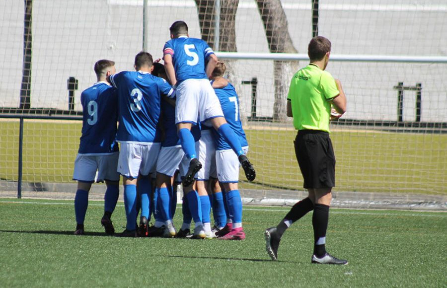 Los jugadores del filial azulino felicitan a Melero tras su golazo.