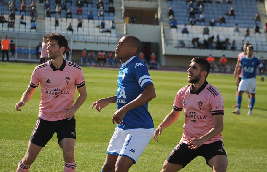 Biabiany, en la imagen con Granero y Redru, es baja para Tenerife.