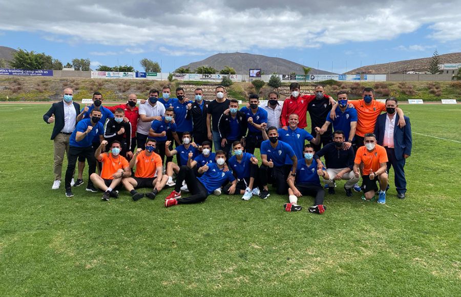 Los jugadores, cuerpo técnico y directivos posaron juntos tras el ascenso.