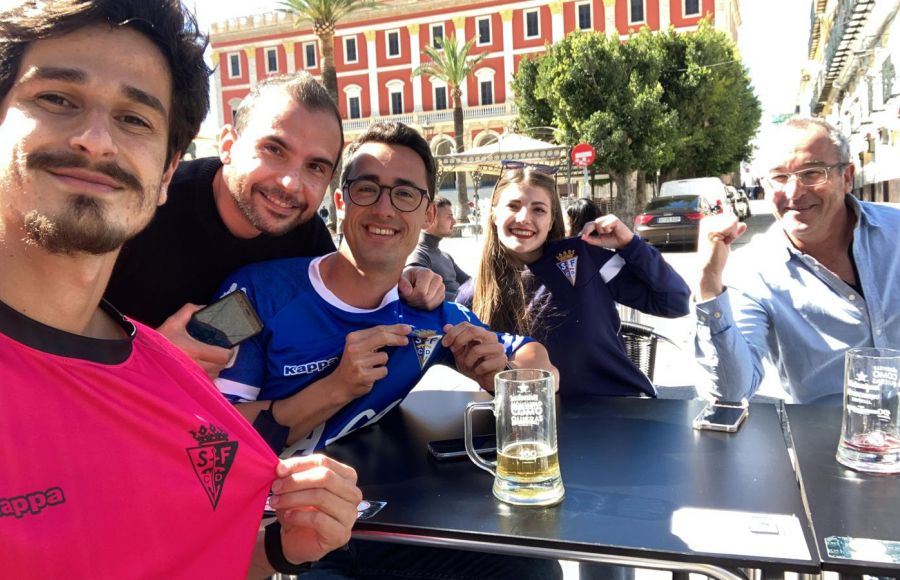 El preparador físico Jesús Ruiz y el analista Carlos Marco celebraron el ascenso del San Fernando Club Deportivo en la plaza del Rey