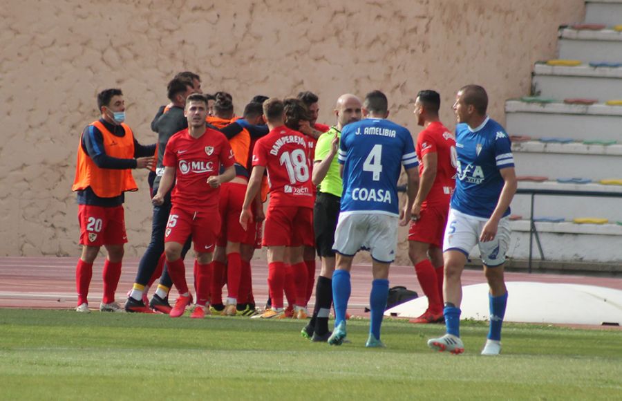 El Linares celebra el gol y los jugadores del San Fernando CD piden una falta al colegiado. 