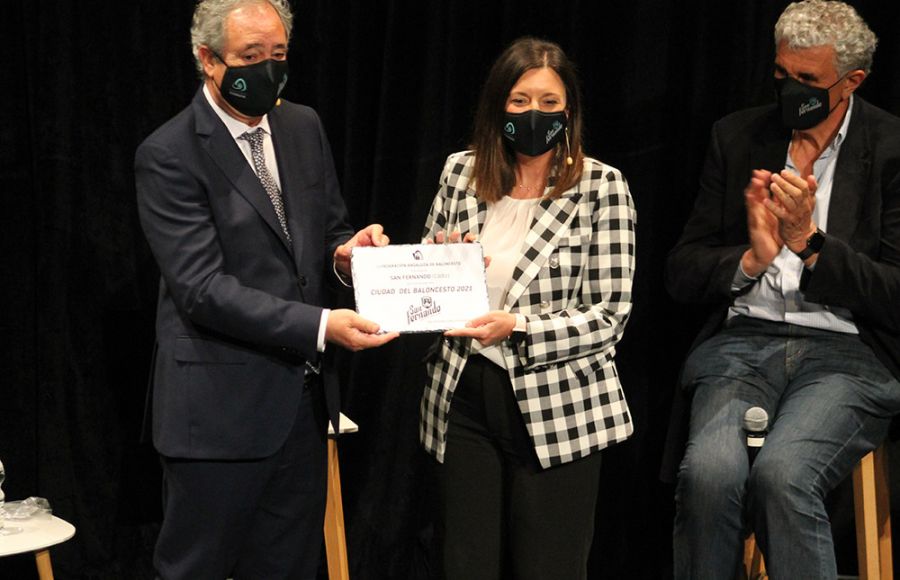 El presidente de la Federación Andaluza, Antonio de Torres entrega una placa a la alcaldesa Patricia Cavada.