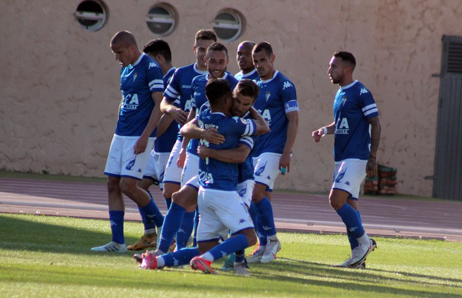 Hugo Rodríguez abraza a Francis Ferrón tras el 1-0 y en presencia de sus compañeros.