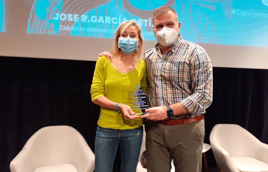 María Jesús Sierra y José Ramón García Ortiz posaron para deportedelaisla.com al final del acto en el Centro de Congresos