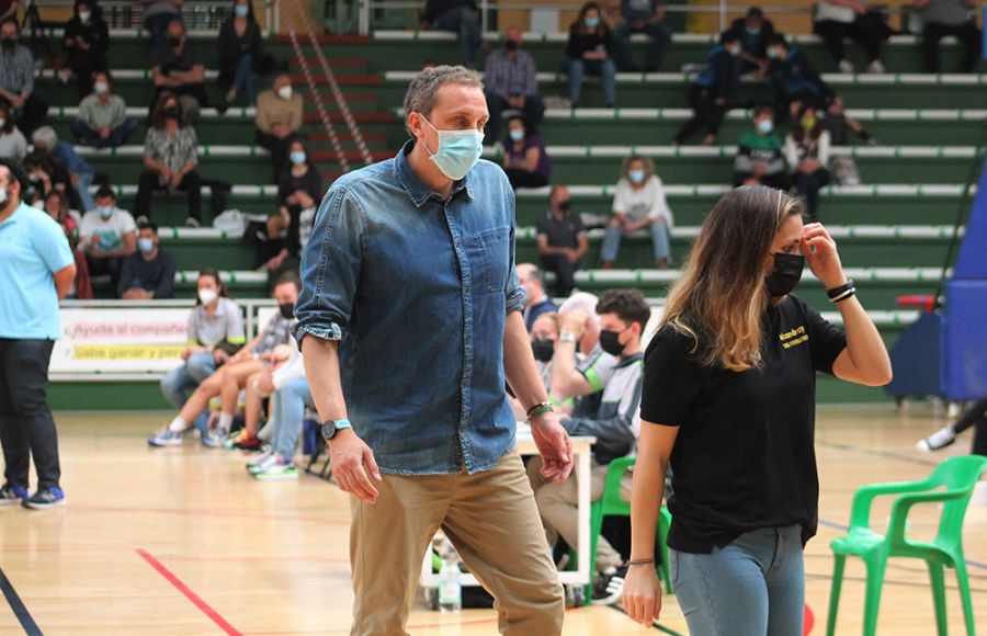 Jesús Bey, entrenador de las juniors de la SD Candray.