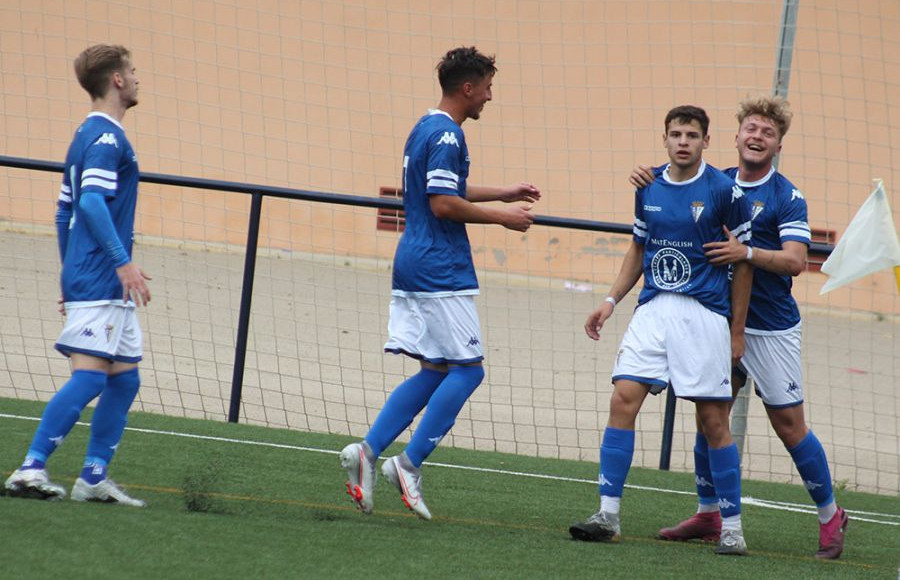 Pablo del Castillo es felicitado tras su golazo. Era el 1-0 del SFCD 'B'.