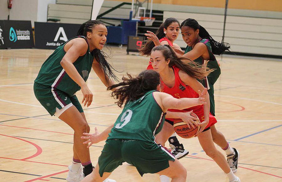 Elena García, del Maristas, es presionada por tres jugadoras del Unicaja durante la final del Campeonato de Andalucía.