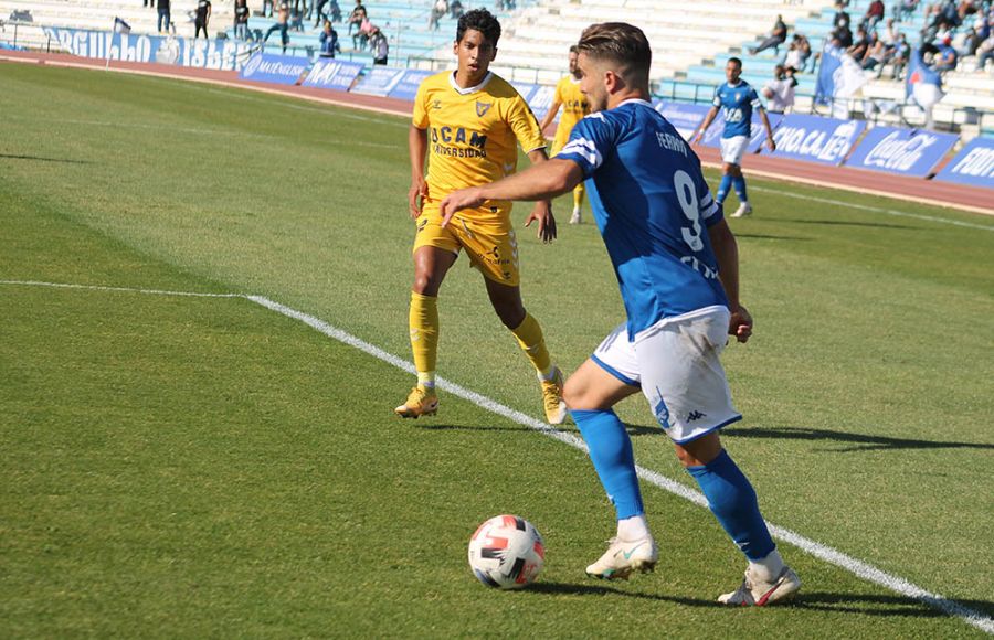 Ferrón controla un balón en el ´área ante el UCAM Murcia. 