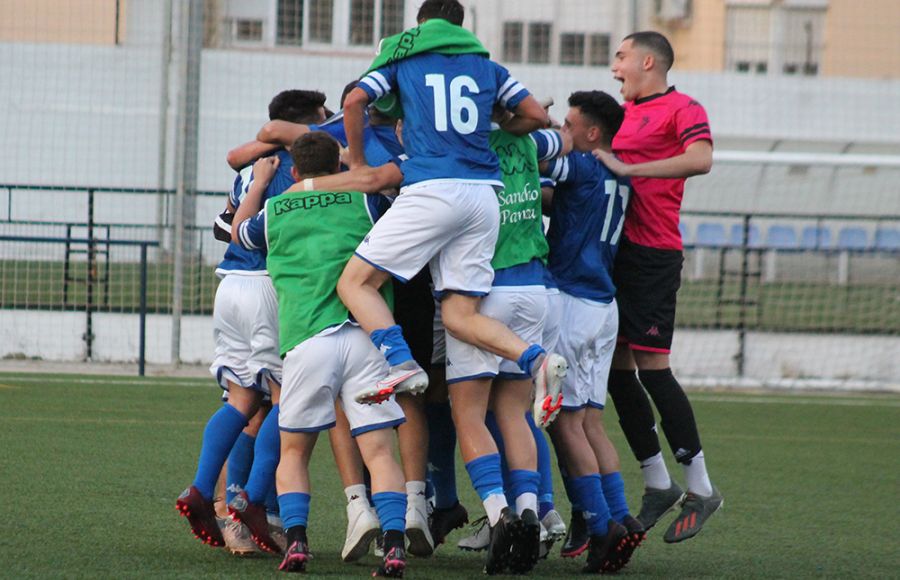 Los jugadores del filial celebran el ascenso a 1ª Andaluza. 