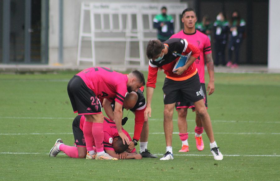 Omar Perdomo, David Valle y el preparador físico Juanjo Rico intentan consolar a Biabiany, roto al final del encuentro.