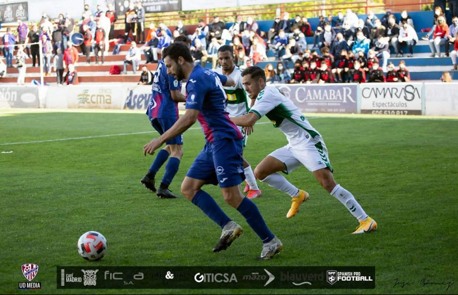 Álvaro Belizón, Beli, con la UD Alzira ante el Elche Ilcitano. 