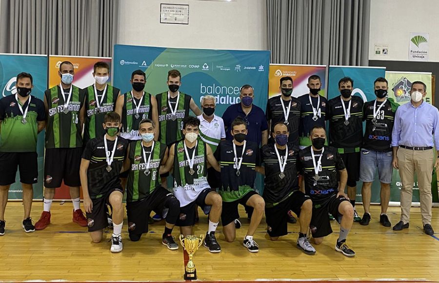 El CB San Fernando posó con la copa de subcampeón. 