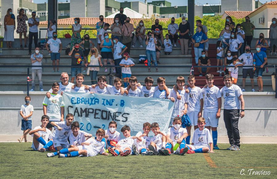 El infantil B de la Escuela Bah´ía celebró la conquista del Campeonato. 