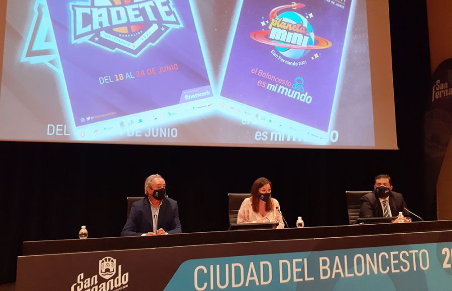 Antonio De Torres, Patricia Cavada y Jaime Armario presentaron los dos eventos de baloncesto en el Centro de Congresos.