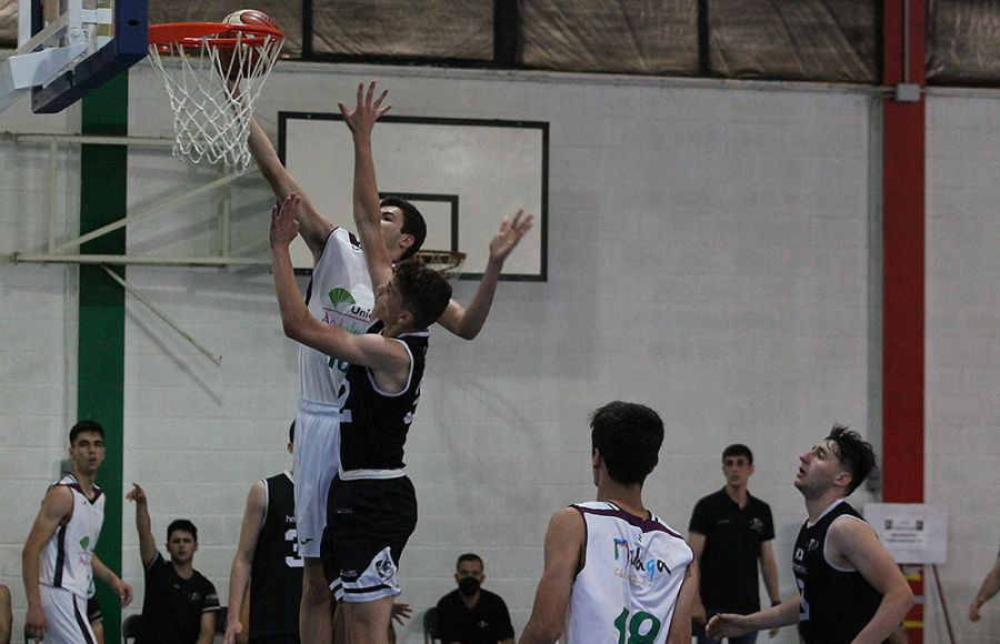 Álvaro Folgueiras, a gran altura tras el descanso, fue decisivo en la remontada del Unicaja de Málaga ante el Torrelodones. 