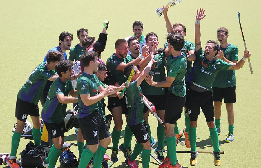 La selección andaluza masculina celebra el triunfo. 