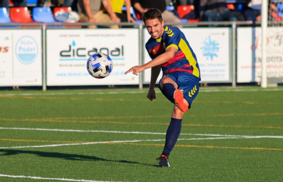 Sergio Cortés golpea el balón con el Llagostera.