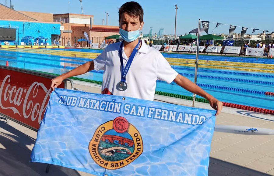 Joaquín Pav´ón Soto luce la medalla de plata y la bandera de su club. 